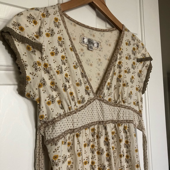 ⭕️DONATED 1/14/20 Floral v-neck top - Picture 2 of 8